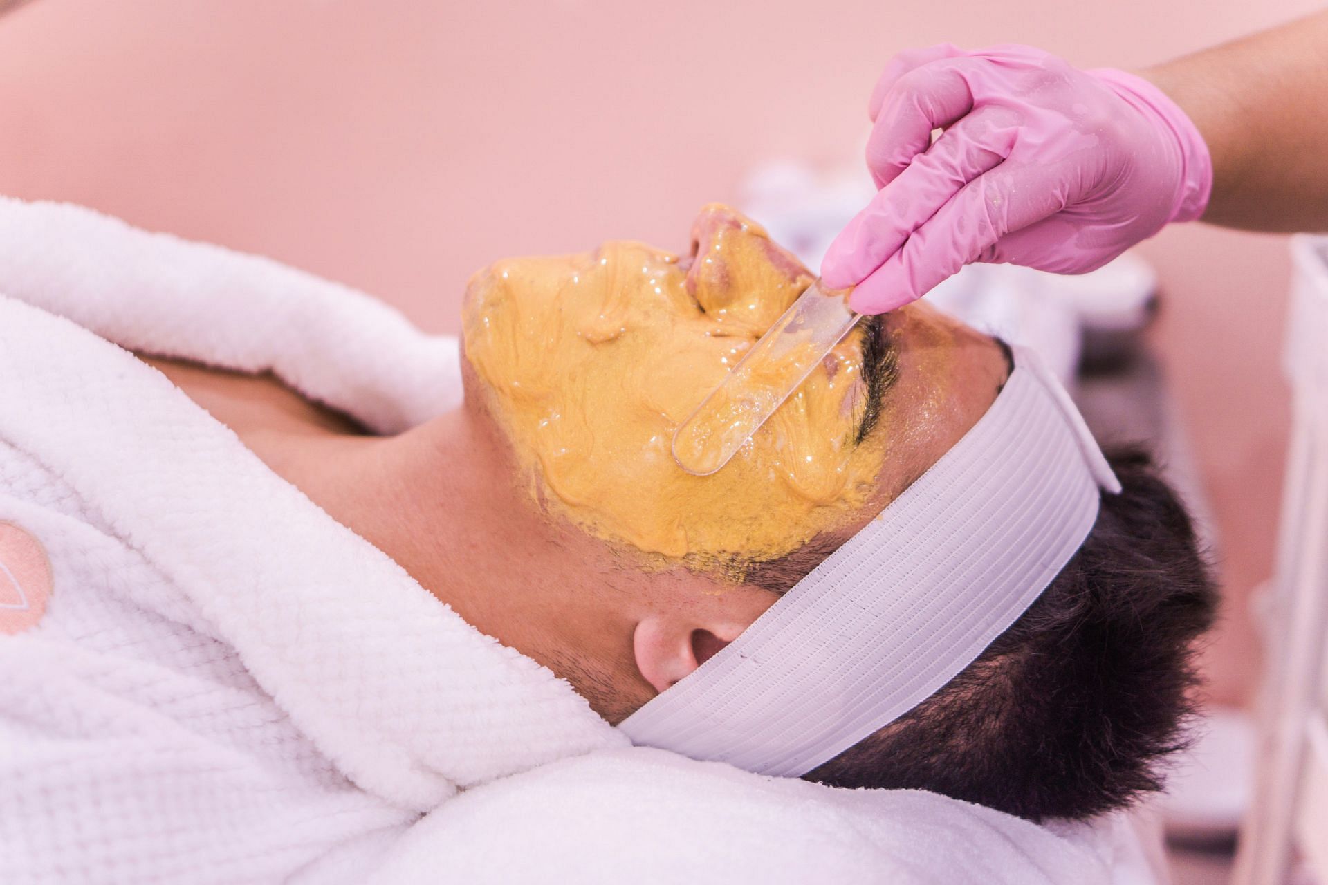 Turmeric and coconut oil: Face mask for dry skin (Image by Yulissa Tagle/Unsplash)